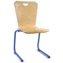 Chaise coque bois Soni appui sur table