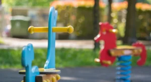 aire de jeux enfants moderne avec structures colorées et sol amortissant pour collectivités