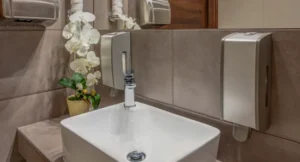 équipements sanitaires publics modernes avec distributeurs et poubelles pour collectivités