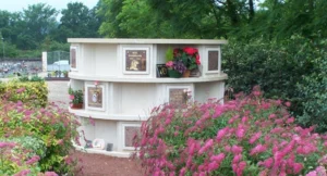 Colombarium moderne dans un espace cinéraire paysager avec jardin du souvenir