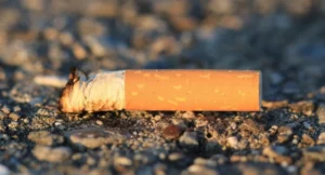 Cendrier pour collectivités installé dans espace public urbain pour lutter contre les mégots au sol