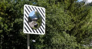 Miroir de sécurité routier installé à un carrefour pour améliorer la visibilité des usagers