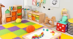 mobilier de crèche coloré et ergonomique adapté aux jeunes enfants