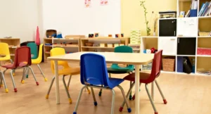 mobilier maternelle flexible avec tables ajustables et assises modulables pour classe inclusive