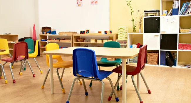 mobilier maternelle flexible avec tables ajustables et assises modulables pour classe inclusive
