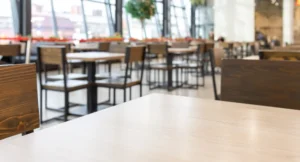 Mobilier en stratifié pour restauration collective avec tables résistantes en collectivité