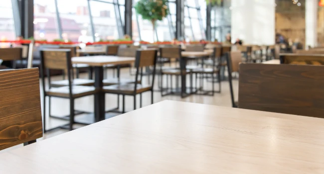 Mobilier en stratifié pour restauration collective avec tables résistantes en collectivité