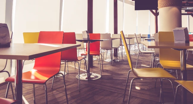 Mobilier restaurant collectivités avec tables et chaises