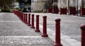 Potelets pour voirie collectivités délimitant un espace piéton urbain
