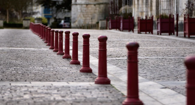 Potelets pour voirie collectivités délimitant un espace piéton urbain