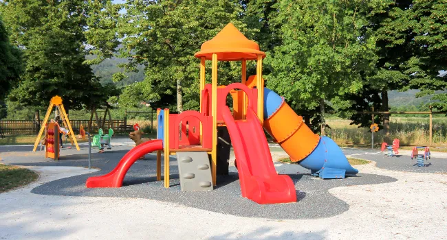 Equipement loisirs collectivités avec aires de jeux et modules sportifs pour espaces publics urbains