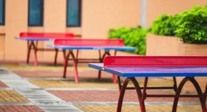 table ping pong collectivités en béton installée dans un espace public urbain