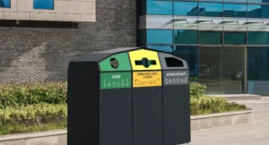 Dispositif de tri communes hors foyer avec corbeilles sélectives dans un espace public urbain
