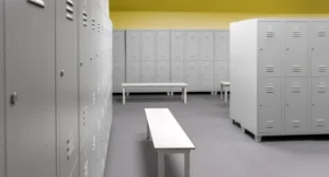 vestiaires collectivités avec bancs et casiers métalliques pour équipement sportif public