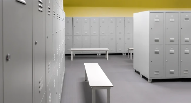 vestiaires collectivités avec bancs et casiers métalliques pour équipement sportif public