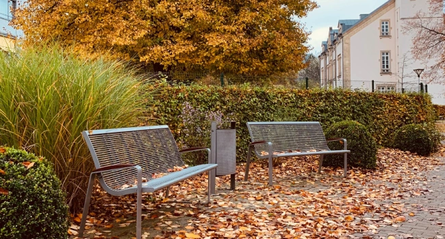 mobilier urbain en inox installé en conditions extrêmes, résistant aux intempéries et à la corrosion